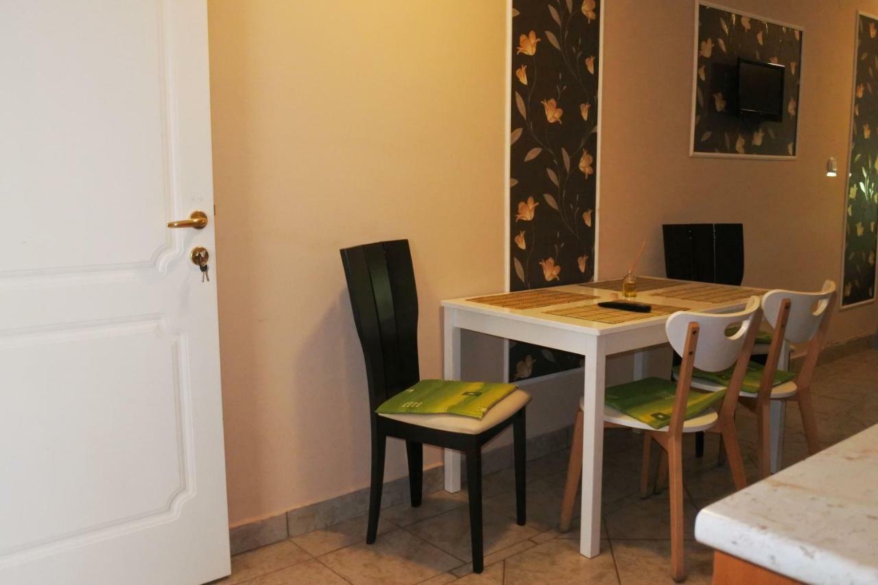 Tessedik Vendeghaz Apartment *